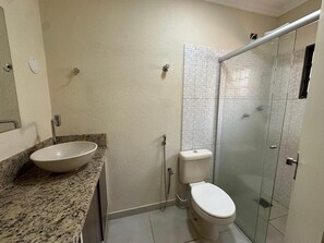Regadera, bidet, toallas, jabón 
