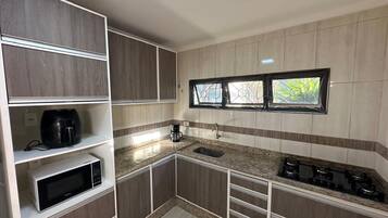 Geladeira, micro-ondas, cooktop, cafeteira/chaleira