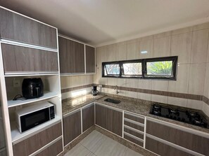 Fridge, microwave, stovetop, coffee/tea maker - Complete House Near the Airport (Jardim Petropolis Campo Grande)