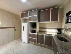 Geladeira, micro-ondas, cooktop, cafeteira/chaleira