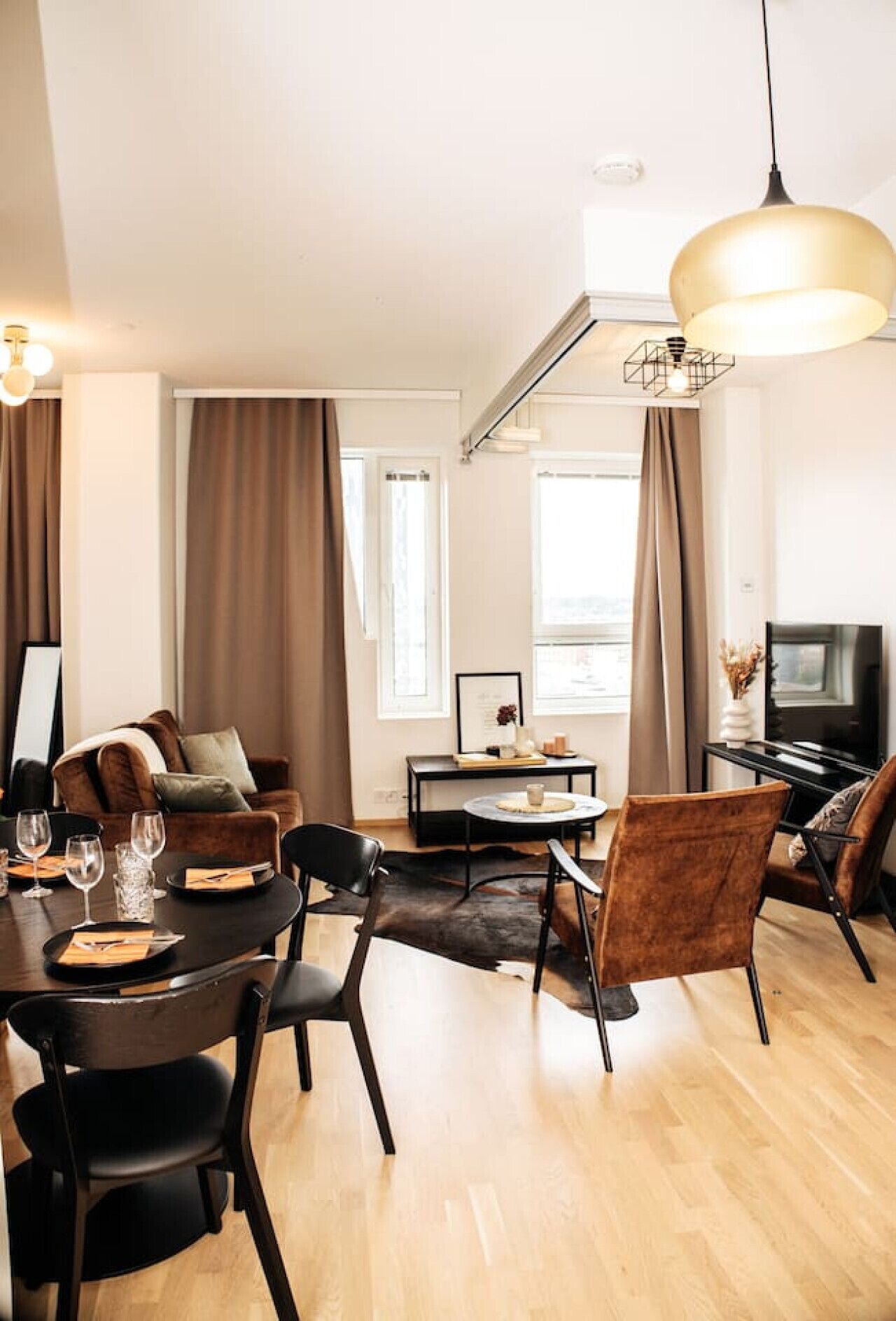 Smart TV, books, stereo