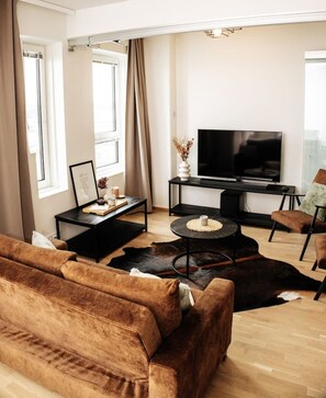 Smart TV, books, stereo