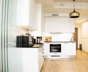 Fridge, microwave, stovetop, dishwasher