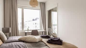 1 slaapkamer, een bureau, een strijkplank/strijkijzer, reisbedje