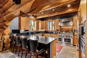 Private kitchen - Luxury Whitefish Sanctuary (Whitefish)
