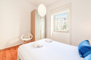 3 slaapkamers, een strijkplank/strijkijzer, internet, beddengoed