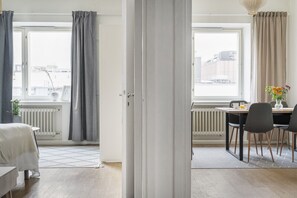 2 quartos, escrivaninha, ferros/tábuas de passar roupa, berço de viagem