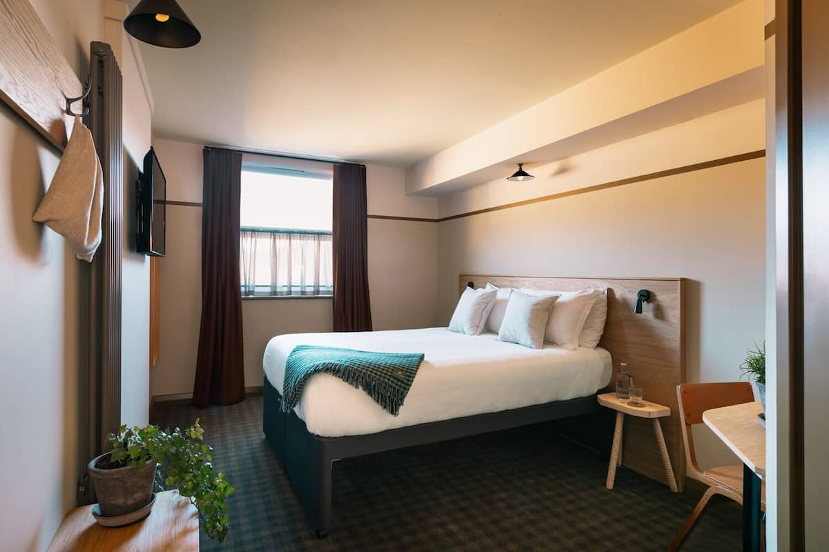 Standard Double Room | Iron/ironing board, WiFi (free)
