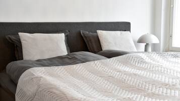 3 間睡房、書桌、熨斗/熨衫板、可攜式嬰兒床