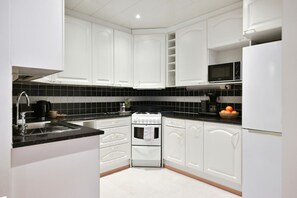 Kjøleskap, mikrobølgeovn, ovn og kokeplater