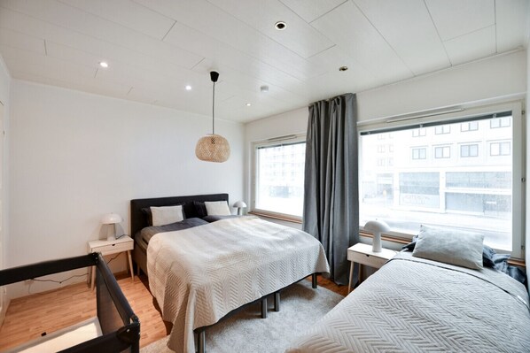 3 Schlafzimmer, Schreibtisch, Bügeleisen/Bügelbrett, Reisekinderbett