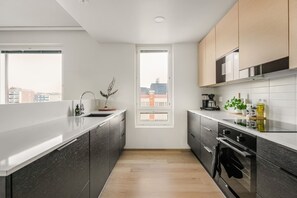 Kylskåp, mikrovågsugn, ugn och spishäll