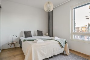 3 sovrum, skrivbord, strykjärn/strykbräda och resesäng