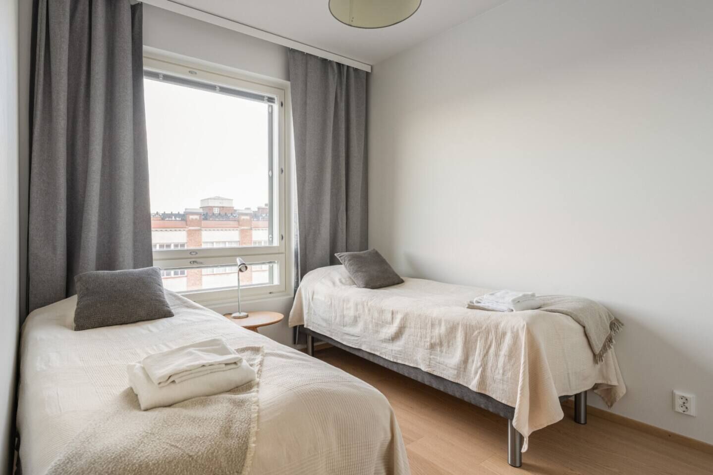 3 室のベッドルーム、デスク、アイロン / アイロン台、旅行用ベビーベッド