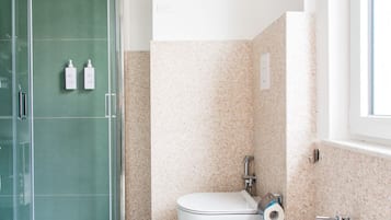 Deluxe Triple Room, Private Bathroom, City View | Badezimmer | Haartrockner, Bidet, Handtücher, Seife