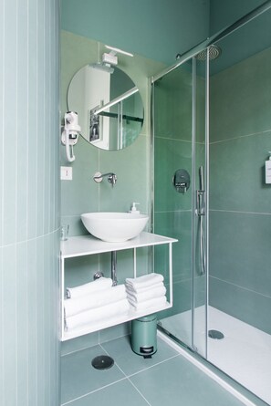 Deluxe Triple Room, Private Bathroom, City View | Badezimmer