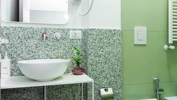 Deluxe Quadruple Room, Private Bathroom, City View | Banheiro | Secador de cabelo, toalhas de banho, sabonete, shampoo