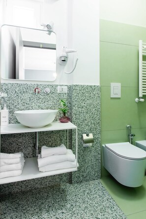 Deluxe Quadruple Room, Private Bathroom, City View | Badrum | Hårtork, bidé, handdukar och tvål