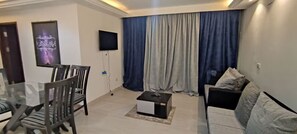 Smart TV - Comfortable Stay in Mokattam Ideal for Families (Cairo Governorate)