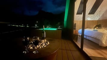Deluxe-Ferienhütte, 1 King-Bett und Schlafsofa, Küche, Talblick | Wohnbereich