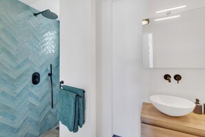 Douche, sèche-cheveux, serviettes fournies, savon
