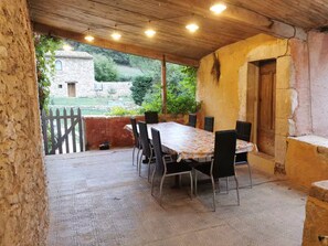 Outdoor dining - Provencal house with swimming pool (Banon)