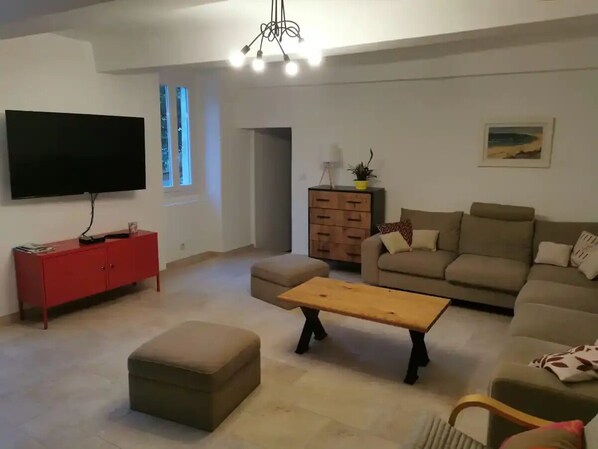 Fernseher, Kamin, Tischfußball, Tischtennisplatte