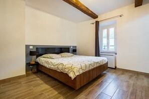 6 chambres, fer et planche Ă repasser, Wi-Fi, draps fournis
