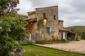 Exterior - Provencal house with swimming pool (Banon)