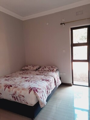 3 bedrooms, iron/ironing board, WiFi, bed sheets - Lovely bungalow with WiFi in Blantyre (Blantyre)