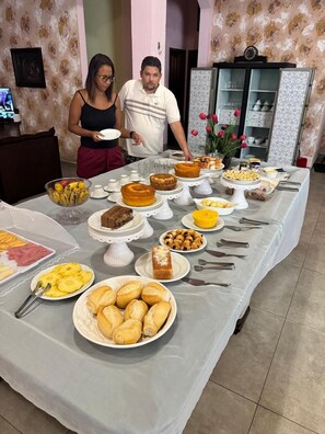 Daily buffet breakfast (BRL 80.00 per person)