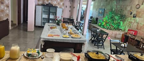 Desayuno buffet entre semana (BRL 80.00 por persona)