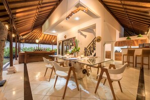 独立别墅, 花园景观 | 私人厨房 | 微波炉、炉灶、烤面包机、厨具/餐具