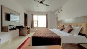 Deluxe Double Room | In-room safe, desk, laptop workspace, bed sheets - Lucent The Homely Hotel (Chikkamagaluru)