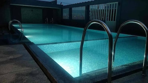 Indoor pool - Lucent The Homely Hotel (Chikkamagaluru)