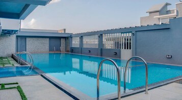 Una piscina cubierta