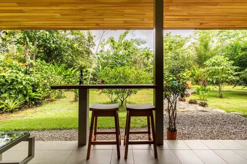 Complete house in the privacy of a spacious tropical setting