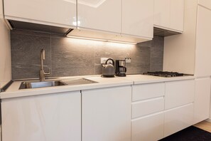 デラックス アパートメント シティビュー | 専用キッチン | 冷蔵庫、コンロ、調理器具と食器