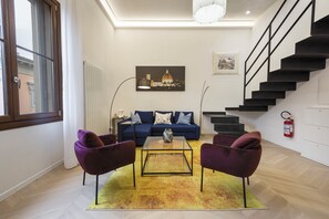 Deluxe Apartment, City View | Living area