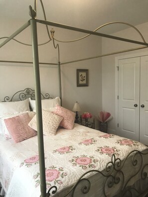 4 bedrooms, desk, iron/ironing board, WiFi - Masters Golf Tournament rental on Mt. Vintage Golf Course, New, Beautiful Home (North Augusta)