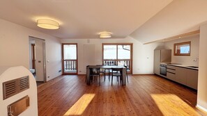 Deluxe-Apartment | Essbereich im Zimmer