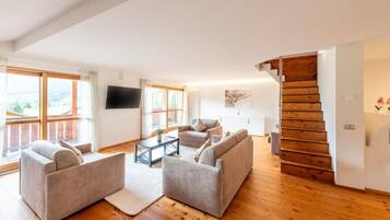 Apartamento superluxo, 2 quartos | Edredons de pluma, camas com colchões de espuma com sistema de memória