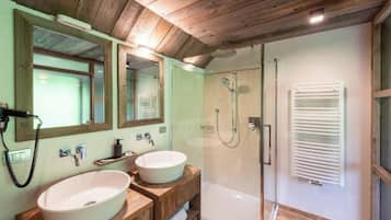 Luxury Apartment, 3 Bedrooms | Bilik Mandi | Pancuran mandi, pengering rambut, bidet, tuala disediakan