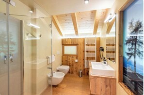 Luxe appartement, 2 slaapkamers | Badkamer | Een douche, een haardroger, een bidet, handdoeken