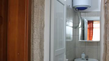 Een haardroger, handdoeken, toiletpapier