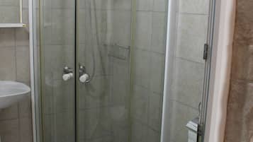Secador de pelo, toallas y papel higiénico