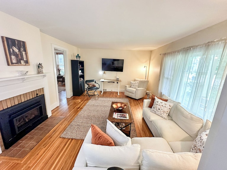 Charming 3-bedroom 1.5 Bath East Aurora Village Home Walk To Roycroft & Main St - 보스턴