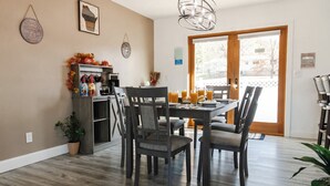 A dining area with a wooden table, chairs, and a coffee station. - KwikStay: The Small-Town Ranch Style Home (Loganville)