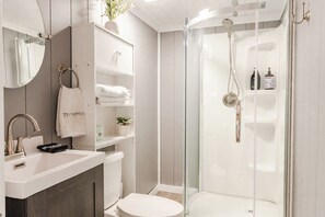 Dusche, Haartrockner, Handtücher, Seife