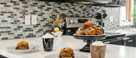 Kühlschrank, Mikrowelle, Ofen, Geschirrspüler